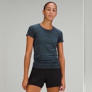 Lululemon Swiftly Tech Short Sleeve Shirt 2.0
True Navy / Iron Blue size 4